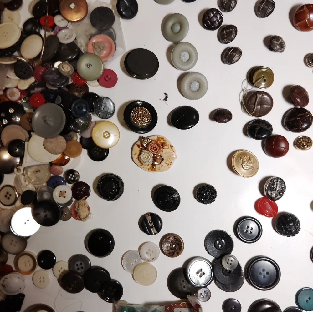 Assorted Button Collection - Picture 10 of 15